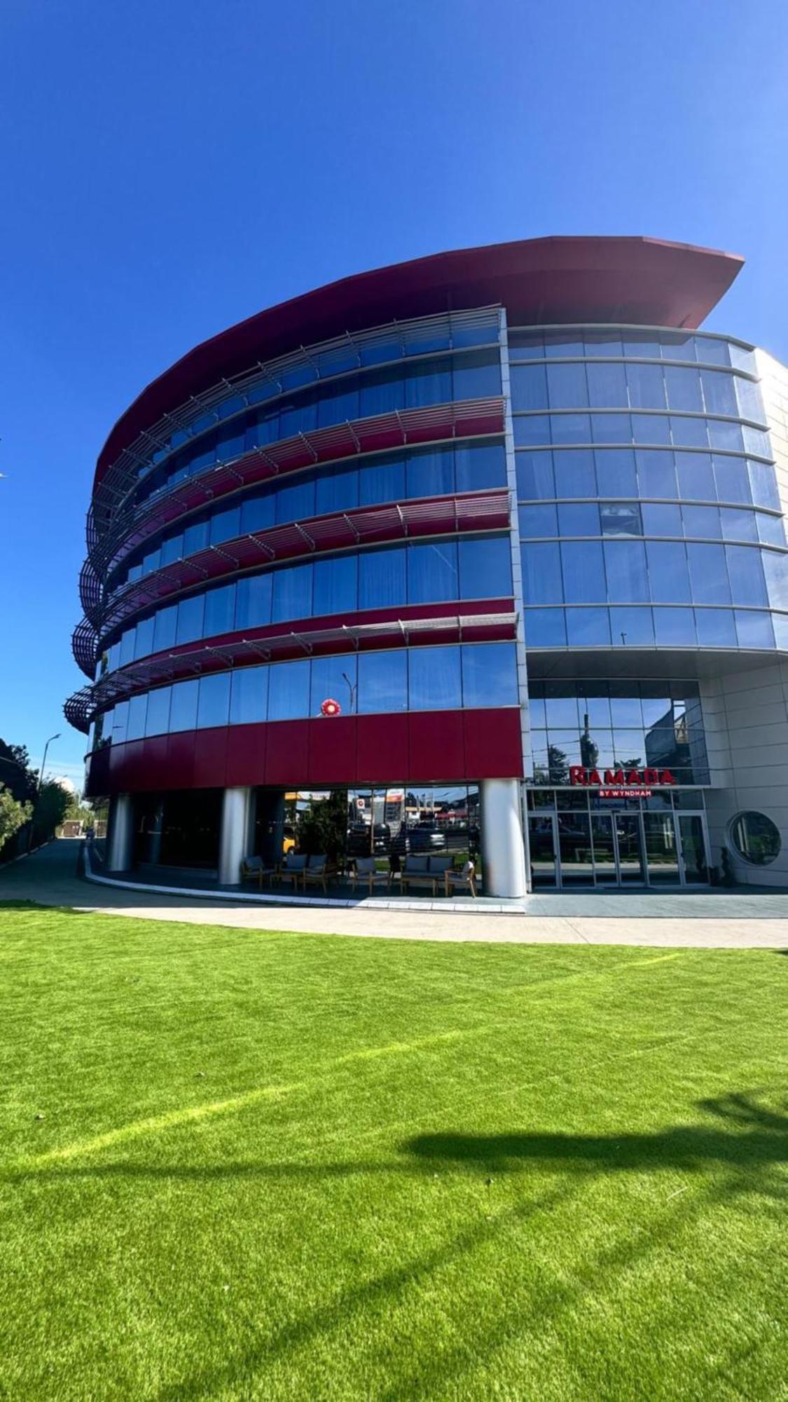Ramada By Wyndham Bucharest Otopeni Airport Exterior photo