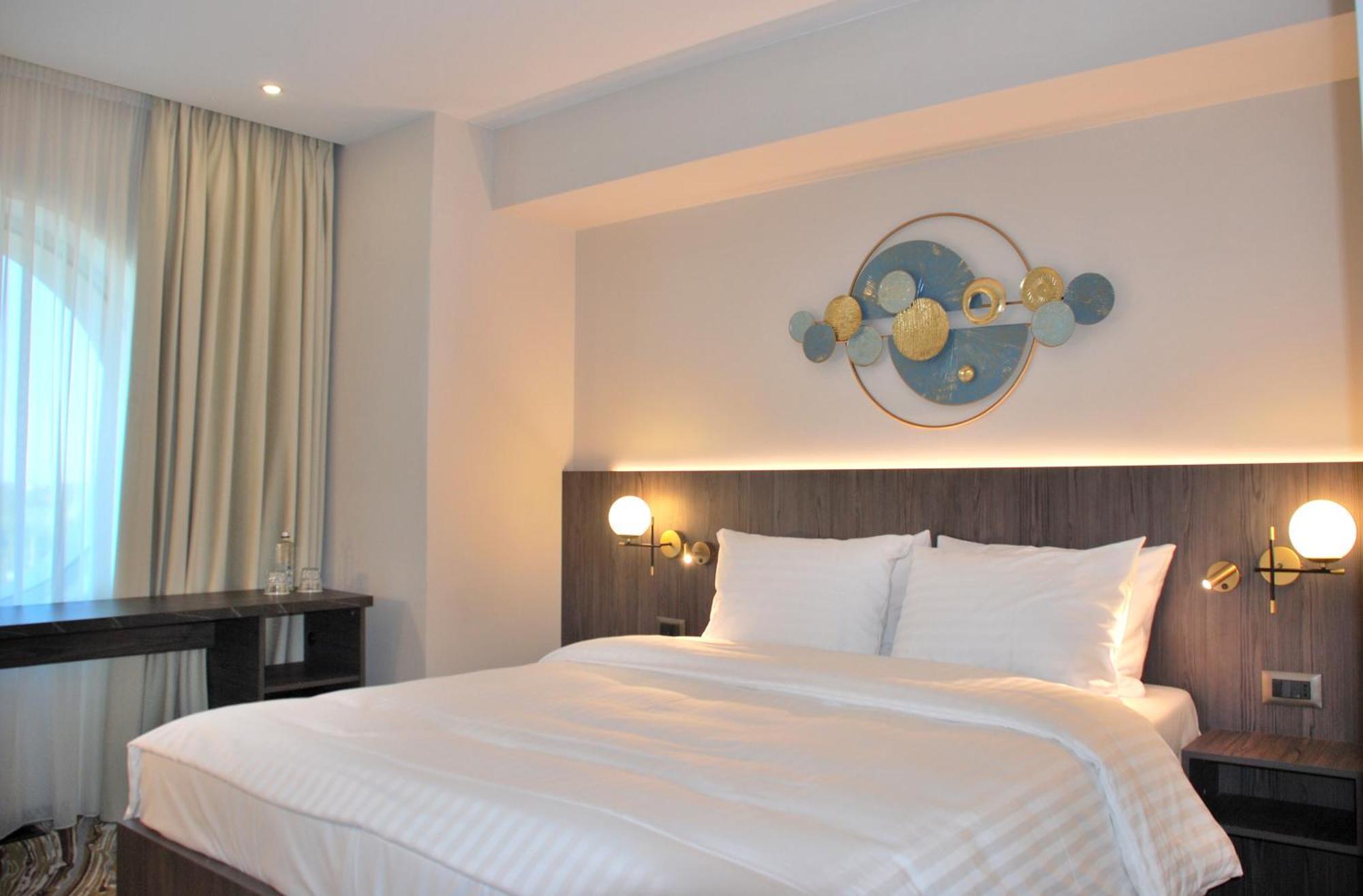 Ramada By Wyndham Bucharest Otopeni Airport Exterior photo