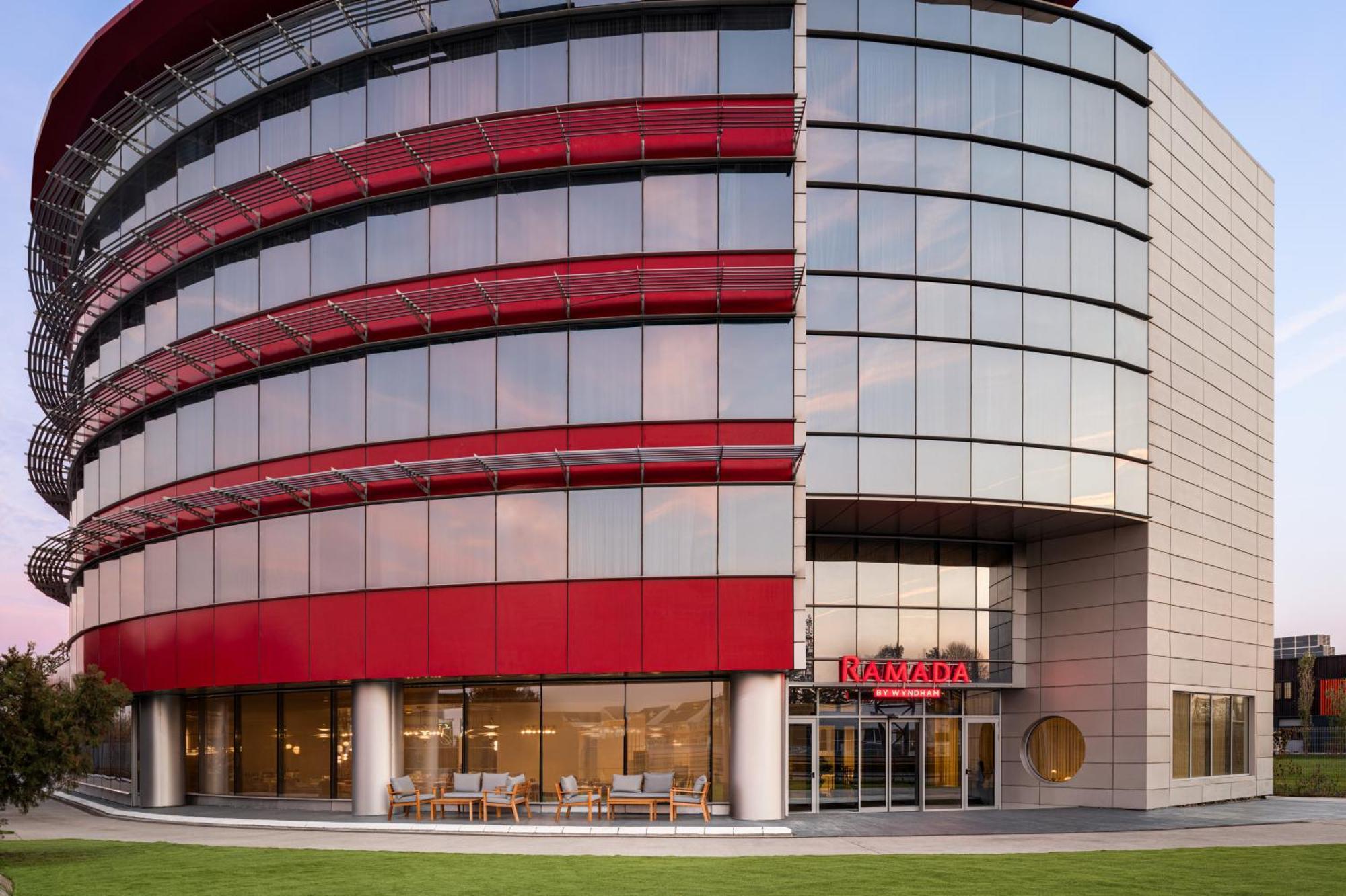 Ramada By Wyndham Bucharest Otopeni Airport Exterior photo